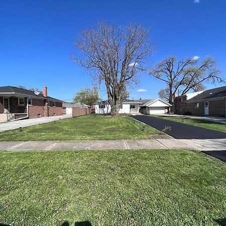 Modern 3Bed 2Bath Ranch With Diy Art Porch 3Tvs And Huge Front Yard To Enjoy! Vila Calumet City Exterior foto