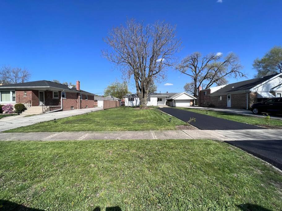 Modern 3Bed 2Bath Ranch With Diy Art Porch 3Tvs And Huge Front Yard To Enjoy! Vila Calumet City Exterior foto